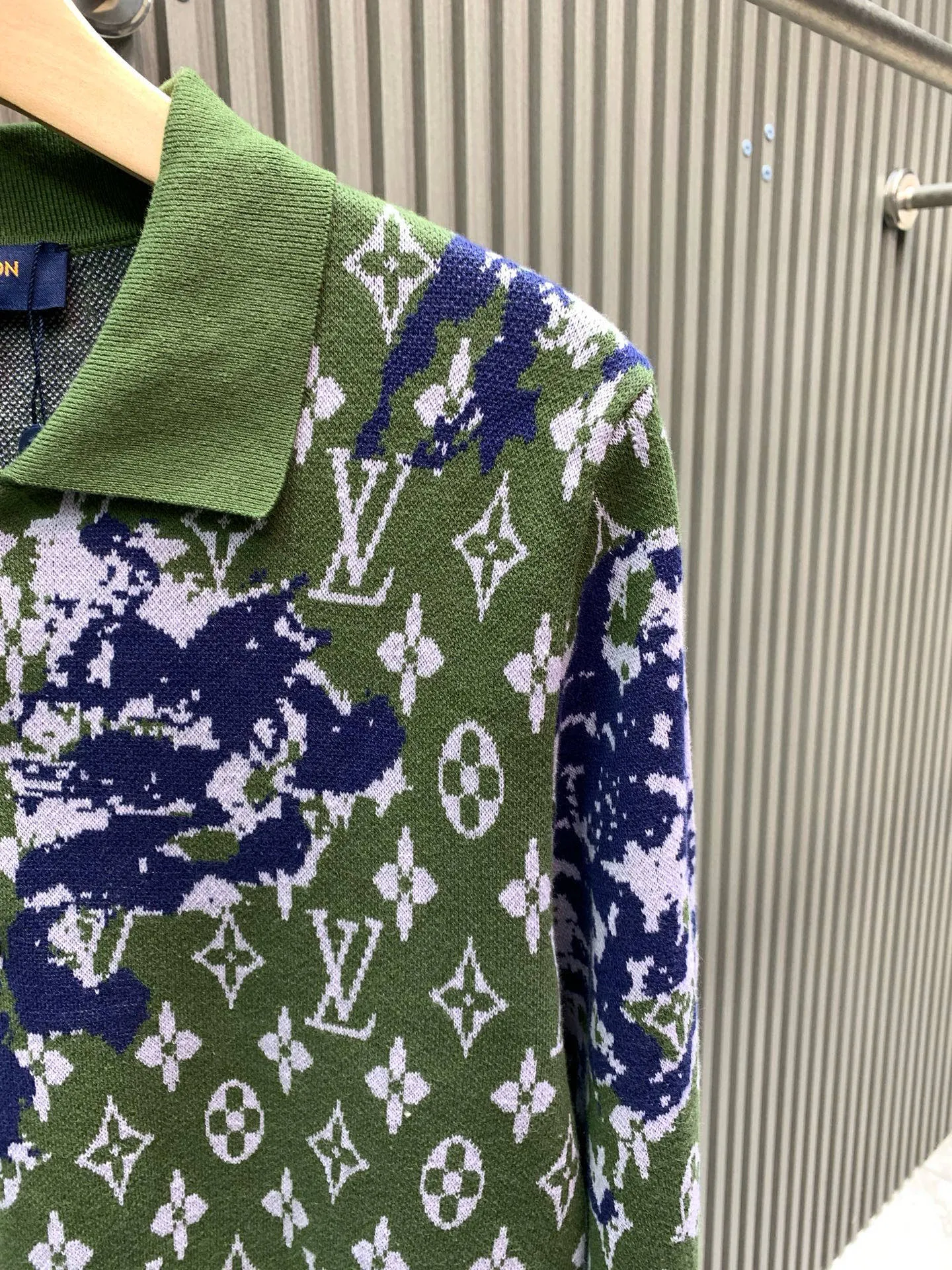 🅿️410 🀄️ Louis Vuitton Louis Vuitton 25* letter pullover long-sleeved Polo collar sweater. Irregular blue embroidery on the chest and back highlights the layering of the entire dress. 🔥Freshly released. The green jacquard texture interprets the full Rainbow Monogram pattern. The effect is like a gradient color painted with colored pencils. The effect creates a vintage look. Made of 100% cotton. New multi-color double-layer jacquard technology. The jacquard yarn on the back and the contrast-dyed jacquard denim create a jacquard effect combined with an old-fashioned effect. It has a strong texture and a nostalgic atmosphere.